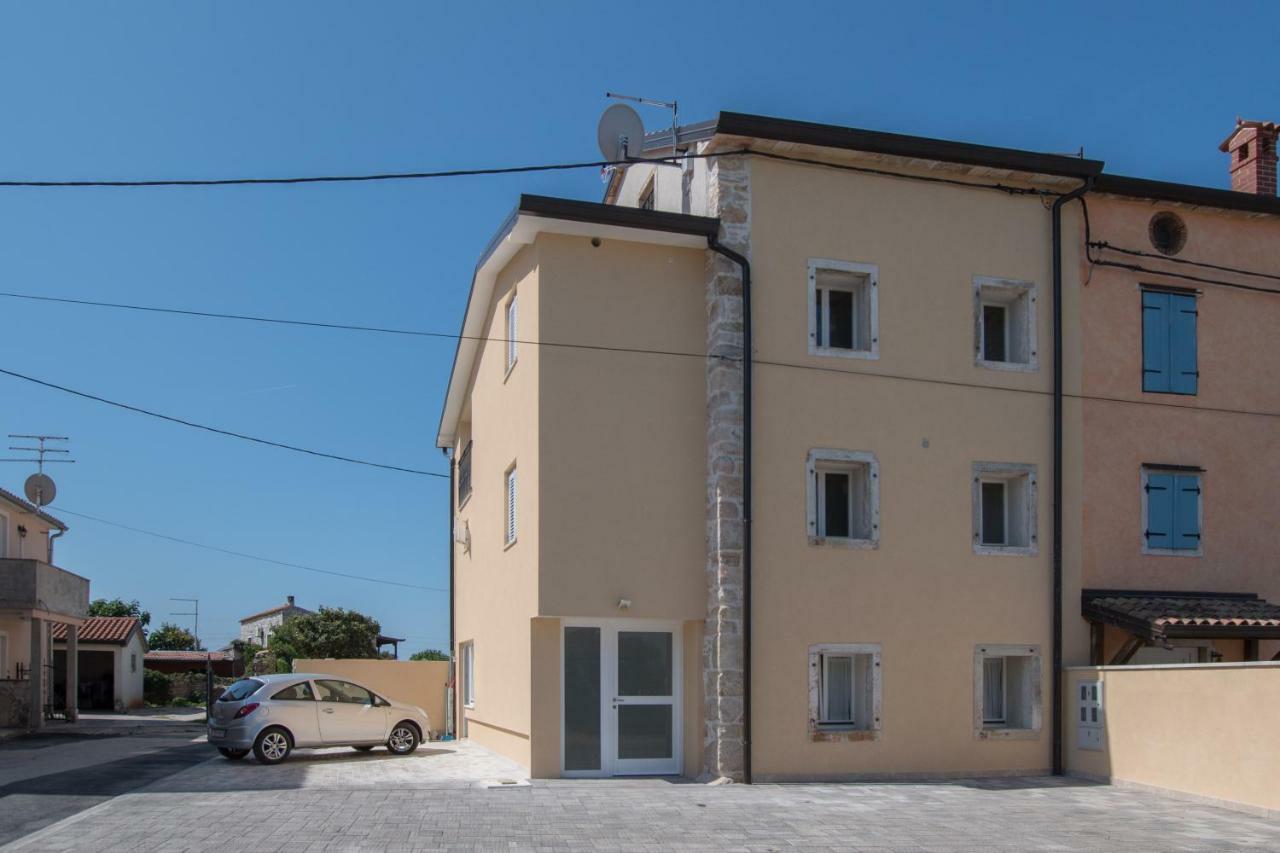 Lana House With Apartments Petrovija Bagian luar foto