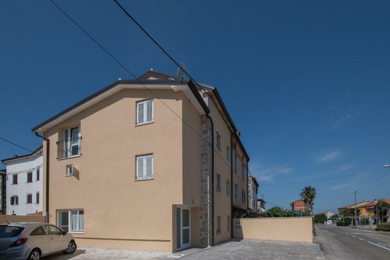 Lana House With Apartments Petrovija Bagian luar foto