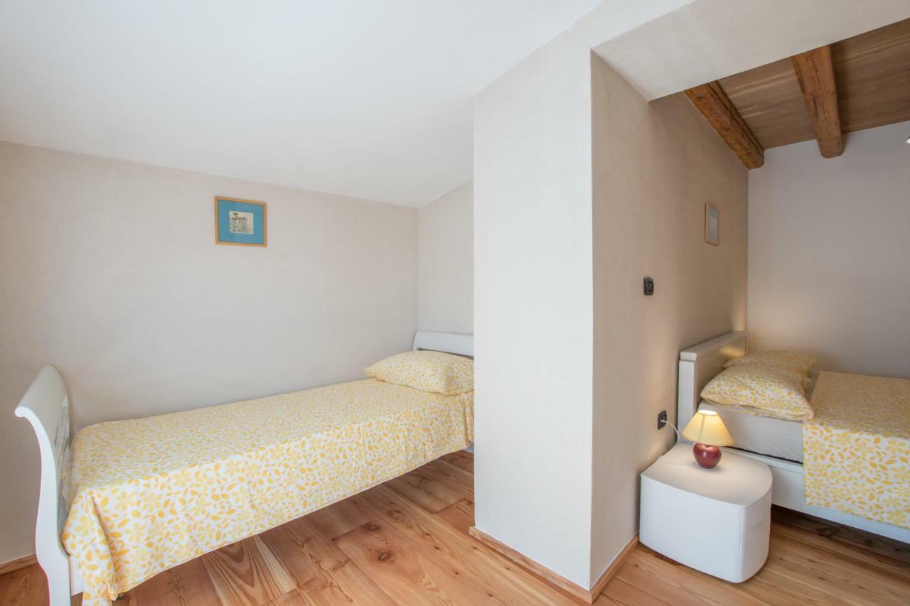Lana House With Apartments Petrovija Bagian luar foto